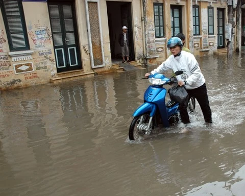 Cách xử lý chỉ đơn giản là rút dây cao áp phía đầu bugi, lau khô đầu bugi, đầu dây cao áp, cắm lại và khởi động máy.